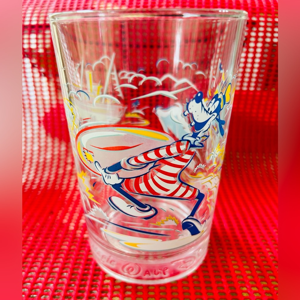 Vintage McDonald’s Walt Disney World glass.  Mint condition.